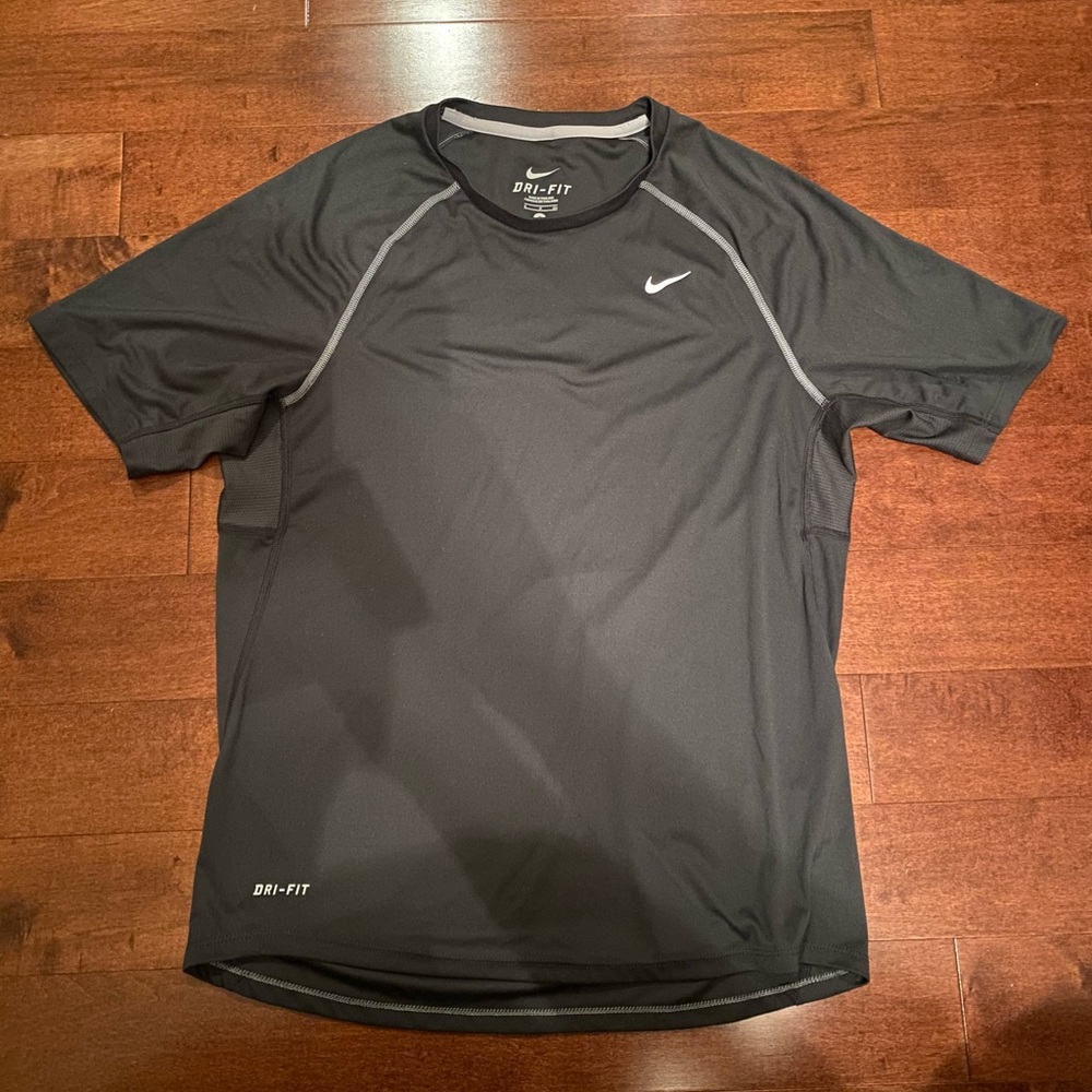 NIKE Men’s Dry Fit T-Shirt (Gray)